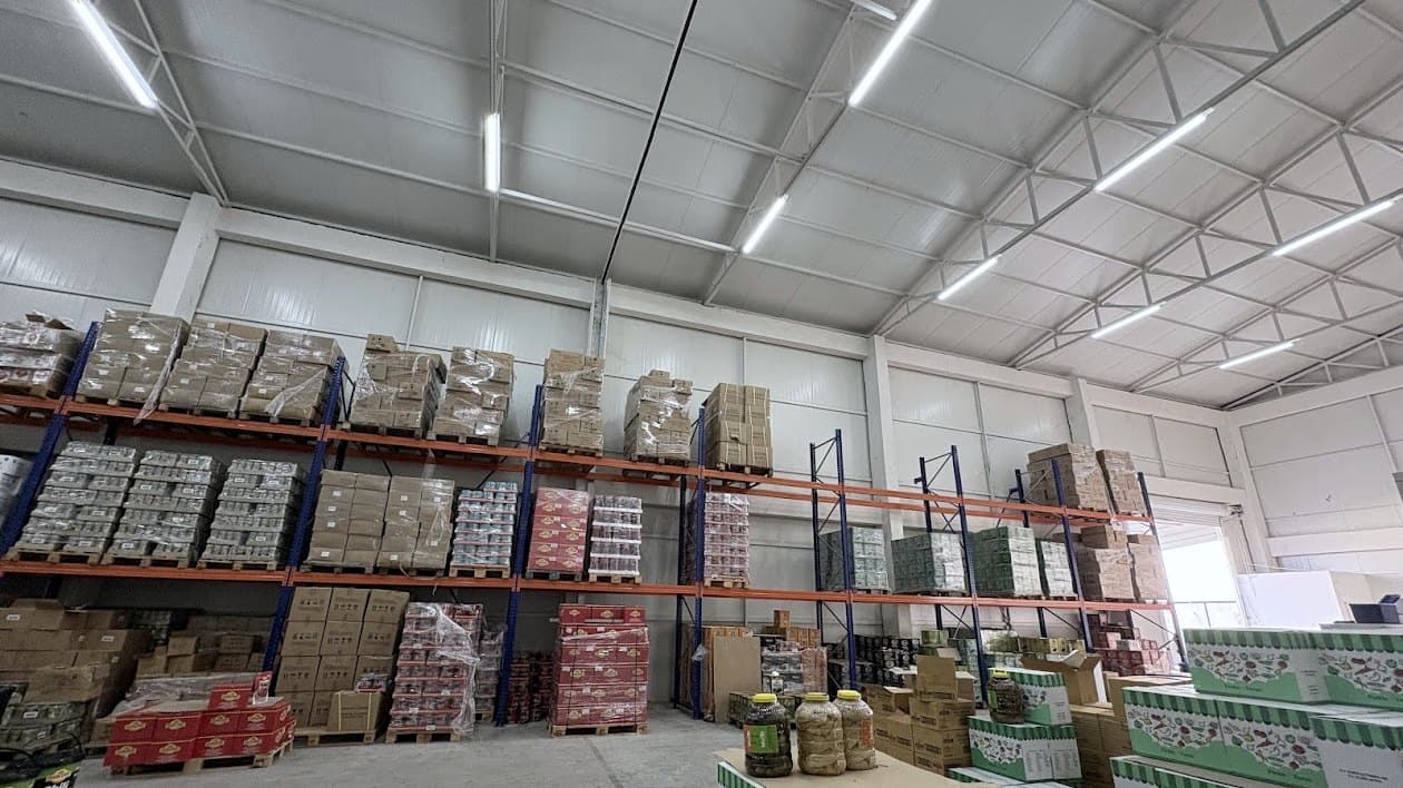 Festive deposu: yüksek raf sistemleri ve paletlenmiş ürün stoğu