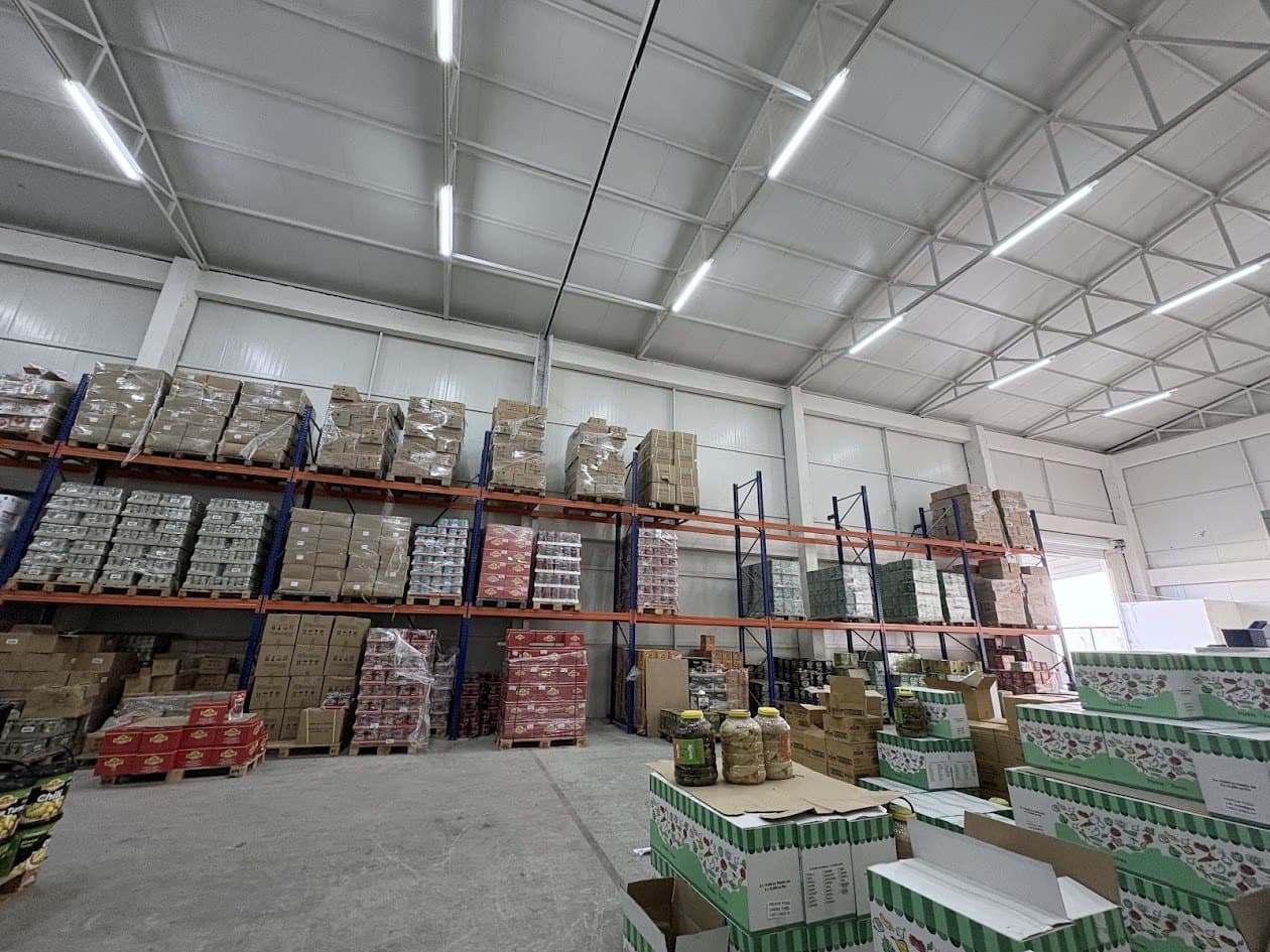 Festive deposu: raf sistemleri, palet düzeni ve ürün stoğu